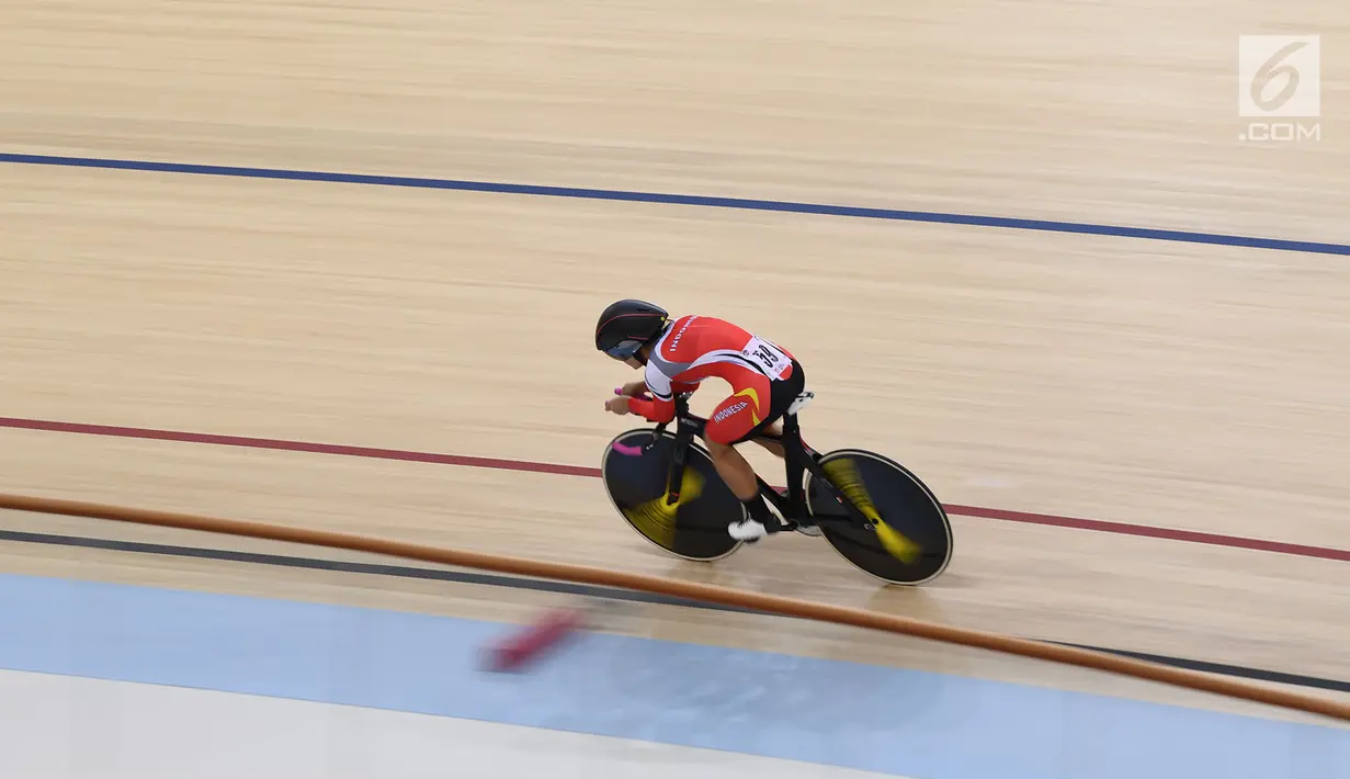 Pesepeda Ayustina Delia Priatna saat mengikuti balap sepeda nomor tanding individual persuiy 3000 m putri Asian Games 2018 di Jakarta Internasional Velodrome, Kamis (30/8). Ayustina kalah dari Ting Ying Huang asal Taiwan. (Merdeka.com/Imam Buchori)