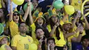 Dukungan fans cantik Brasil saat timnya melawan Bolivia pada kualifikasi Piala Dunia 2018 zona CONMEBOL di La Paz, Bolivia, (5/10/2017). Brasil bermain imbang 0-0. (AP/Leo Correa)