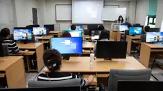 Para pembelot Korea Utara mengikuti kelas komputer di Hanawon (Pusat Dukungan Permukiman untuk Pengungsi Korea Utara) di Anseong, Provinsi Gyeonggi, Korea Selatan, Senin (10/7/2023). Hanawon adalah fasilitas Korea Selatan untuk pelatihan adaptasi sosial para pembelot Korea Utara, mempersiapkan mereka untuk hidup di Korea Selatan. (Heon-Kyun Jeon/Pool Photo via AP)