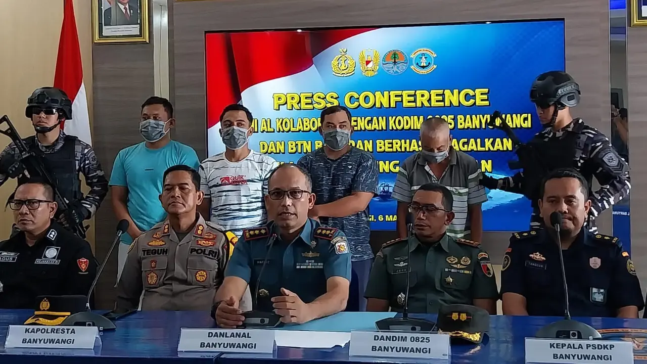 Danlanal Banyuwangi Letkol Laut (P) Hafidz  (Tengah) memberikan keterangan kepada wartawan terkait penangkapan empat orang tersangka pelaku bom ikan (Istimewa)