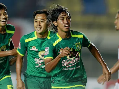 Bek Persebaya Surabaya, Ady Setiawan (kanan) melakukan selebrasi usai mencetak gol ke gawang Madura United dalam laga matchday ke-2 Grup C Piala Menpora 2021 di Stadion Si Jalak Harupat, Bandung, Minggu (28/3/2021). (Bola.com/M Iqbal Ichsan)