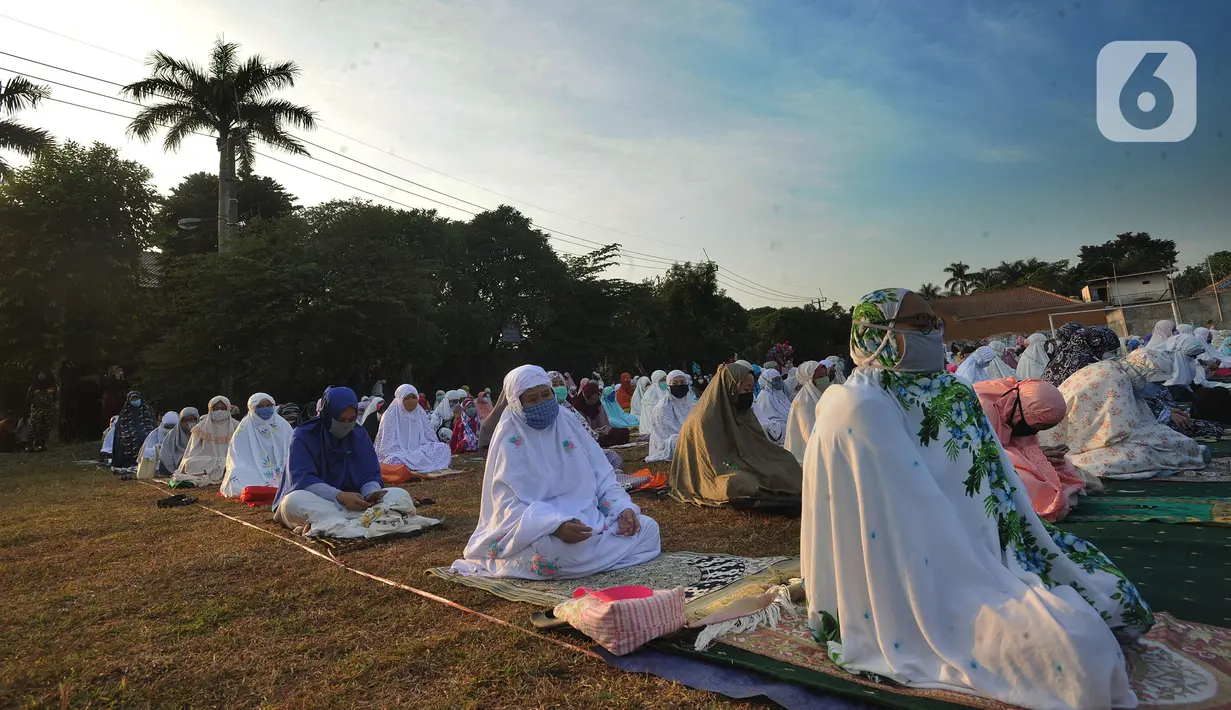 Warga mengenakan masker saat melaksanakan salat Idul Adha di Lapangan Perumahan Sawangan Permai, Depok, Jawa Barat, Jumat (31/7/2020). Hari ini, seluruh umat muslim di dunia merayakan Idul Adha 1441 H yang dilanjutkan dengan pemotongan hewan kurban. (merdeka.com/Arie Basuki)