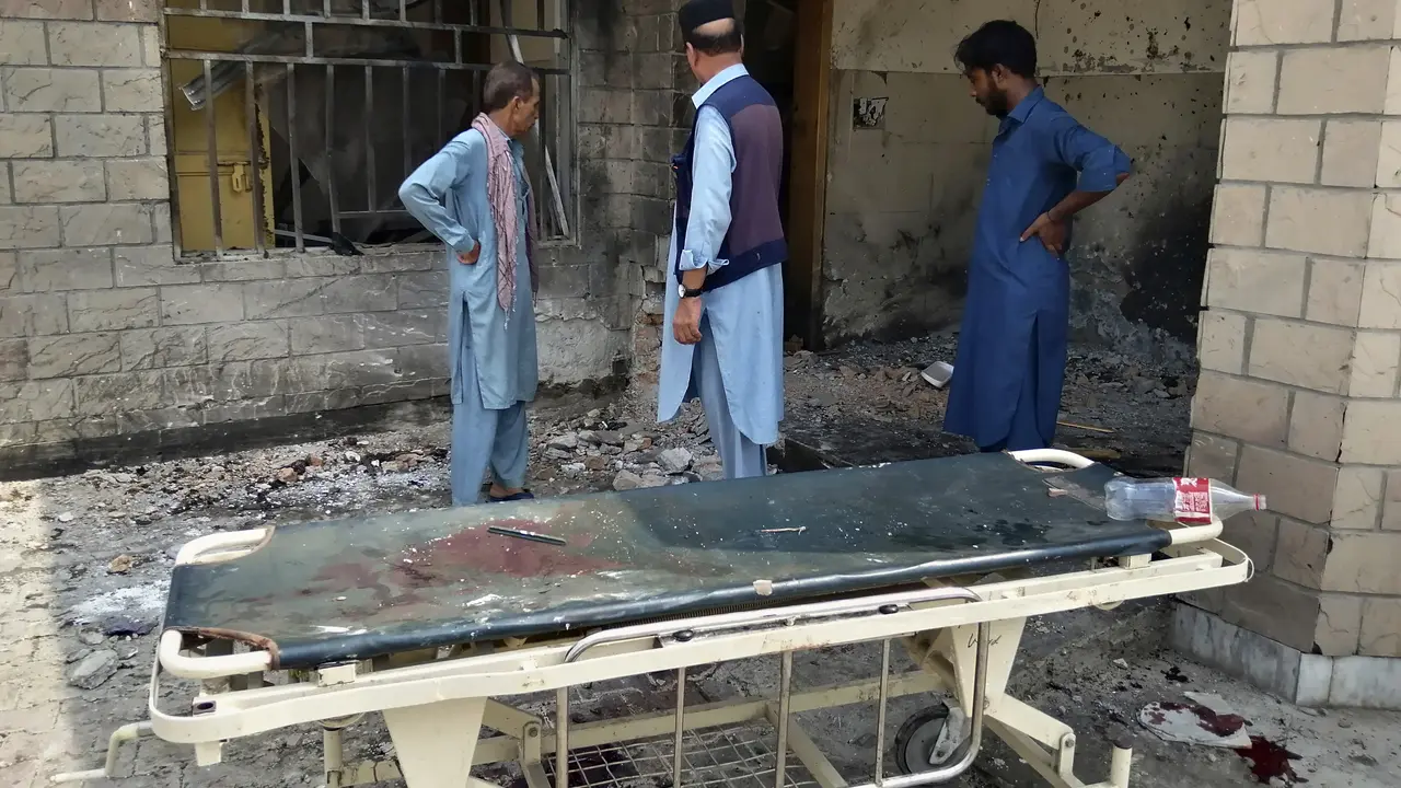 Puing-puing akibat ledakan bom bunuh diri di sebuah rumah sakit di Pakistan (AP/Ishtiaq Mahsud)