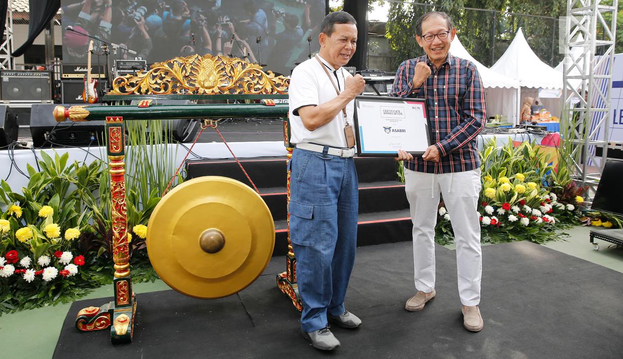 Dirut PT Asabri, Sonny Widjaja (kiri) menerima sertifikat dari Hermawan Kartajaya saat HUT ke 47 Asabri, Jakarta, Jumat (3/8). Asabri memberikan apresiasi khusus kepada pasukan oranye di cawang dengan membagikan sembako gratis. (Liputan6.com/Pool/Asabri)