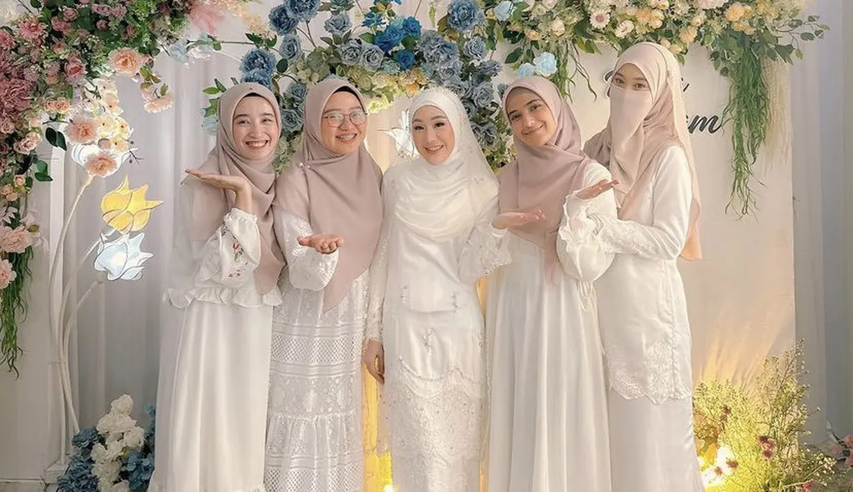 Sementara itu, bridesmaid Larissa tampil serba putih dipadukan kerudung coklatnya. [@nandyamustikarahayu]