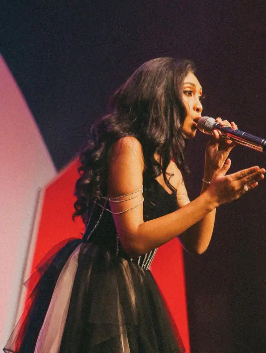 Memiliki warna sawo matang, pesona bintang yang berkilau pun tetap terpancar dalam busana gelap [instagram/noviabachmid]