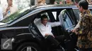 Presiden Filipina Rodrigo Duterte keluar dari mobil saat tiba di Istana Negara, Jakarta, Jumat (9/9). Ini adalah kunjungan kenegaraan pertama Duterte pasca menjabat sebagai Presiden. (Liputan6.com/Faizal Fanani)