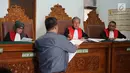 Jaksa Penuntut Umum memberikan berkas kepada Hakim Ketua pada sidang gugatan perdata sejumlah calon anggota legislatif Partai Gerindra pada Pemilu 2019 terhadap partainya sendiri di PN Jakarta Selatan, Senin (22/7/2019).Sidang beragendakan pembacaan replik penggugat. (Liputan6.com/Immanuel Antonius)