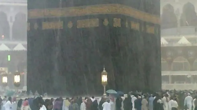 Hujan mengguyur Kabah