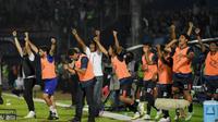 Selebrasi bench Arema FC setelah menang adu penalti lawan Barito Putera di perempat final Piala Presiden 2022. (Iwan Setiawan/Bola.com)