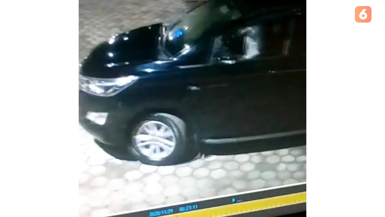 Pria bermobil mewah mencuri tabung elpiji (Liputan6.com/Fauzan)