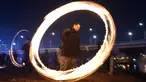 Seorang pria memutar kaleng arang yang terbakar selama acara "Jeongwol Daeboreum" atau (Perayaan Bulan Purnama) pertama tahun baru Imlek di taman tepi sungai di Seoul (17/2). (AFP Photo/Jung Yeon-je)