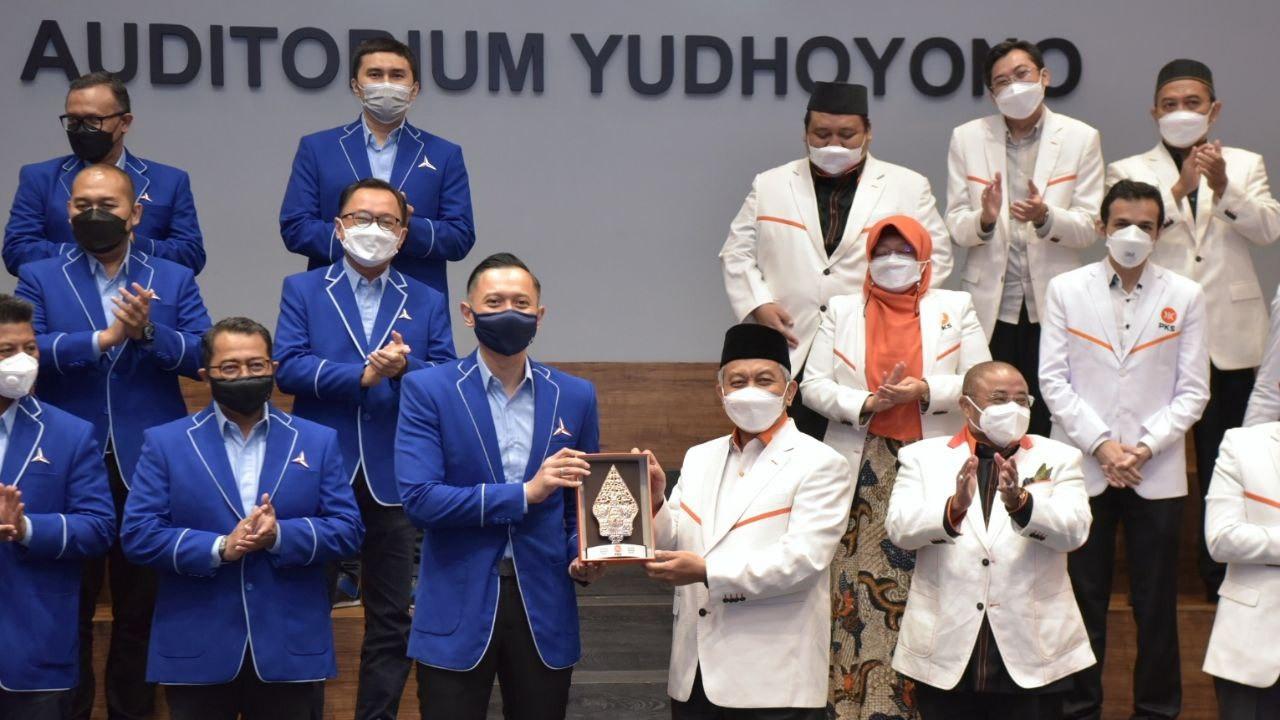 Presiden PKS Ahmad Syaikhu dan jajaran diterima Ketua Umum Partai Demokrat Agus Harimurti Yudhoyono (AHY) bersama fungsionaris DPP Partai Demokrat. (Dok: PKS)