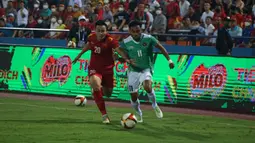 Pemain Timnas Indonesia U-23 Saddil Ramdani (kanan) berebut bola dengan pemain Timnas Vietnam U-23 Anh Bui Hoang Viet pada pertandingan Grup A SEA Games 2021 di Viet Tri Stadium, Hanoi, Vietnam, Jumat (6/5/2022). Timnas Indonesia U-23 kalah 0-3. (Liputan6.com/Dok. PSSI)