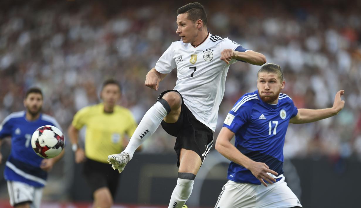Kapten Jerman, Julian Draxler (tengah) mencetak gol pembuka saat timnya melawan San Marino pada Kualifikasi Piala Dunia 2018 di Stadion Nuernberg, Nuremberg, Jerman, (10/6/2017). (Andreas Gebert/dpa via AP)