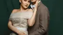 Pamer kemesraan, pemotretan pasangan pedangdut ini berhasil curi perhatian. Tak sedikit orang yang dibuat baper melihat keduanya dalam pemotretan ini. (Liputan6.com/IG/@nellakharisma)