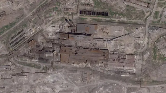 Citra satelit dari Planet Labs PBC ini menunjukkan kerusakan di pabrik baja Azovstal di Mariupol, Ukraina. (Planet Labs PBC melalui AP, File)