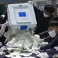 Pemilu Korsel di Tengah Pandemi: Petugas menghitung surat suara di sebuah tempat pemungutan suara (TPS) di Seoul, Korea Selatan, Rabu (15/4/2020). Korea Selatan tetap menggelar Pemilu Parlemen di tengah pandemi virus corona COVID-19. (Xinhua/Lee Sang-ho)