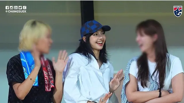 Lisa Blackpink  Menyaksikan Pertandingan Sepakbola Thailand vs Korea Selatan. [@changsuek]