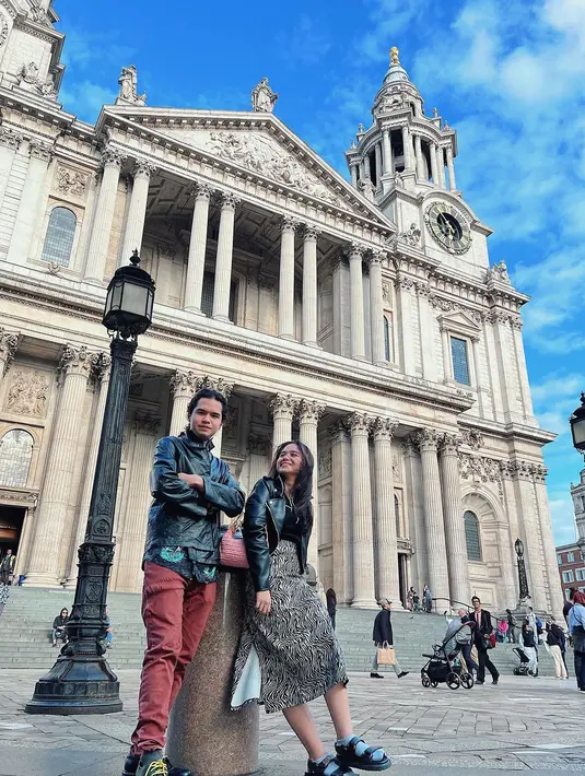 Seperti potret satu ini, Tissa tampak kece dengan jaket kulit hitam  yang dipadu inner warna senada dan pencil skirt nuansa hitam-putih. . [Instagram/tissabiani]