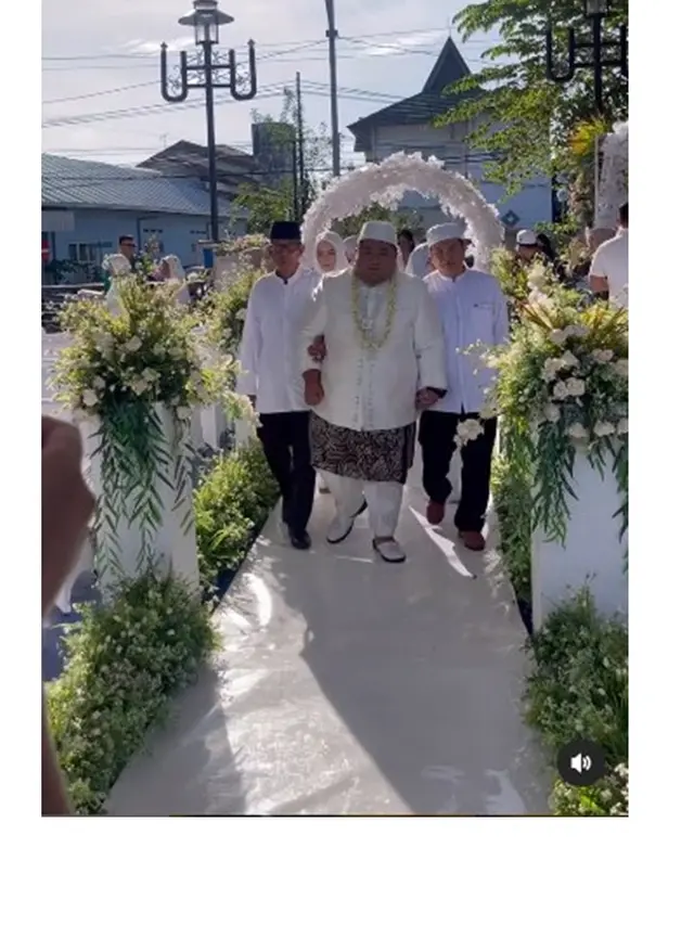 8 Momen Pernikahan Tommy Kaganangan 'May Gondrong Ronaldowati', Penuh Haru Bahagia