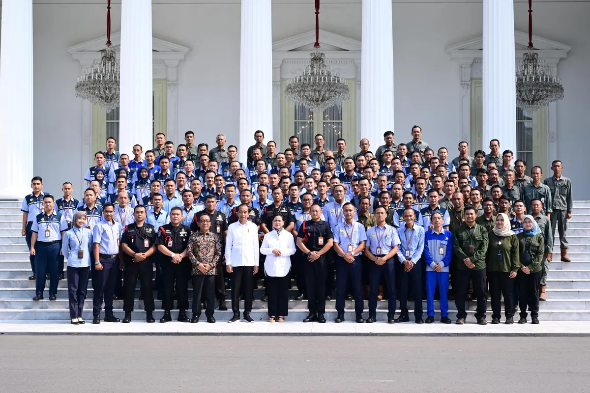 Presiden Jokowi dan Ibu Iriana tersenyum semringah saat berfoto bersama para pegawai Istana, mulai dari Kementerian Sekretariat Negara, Sekretariat Kabinet, Paspampres, hingga petugas kebersihan.