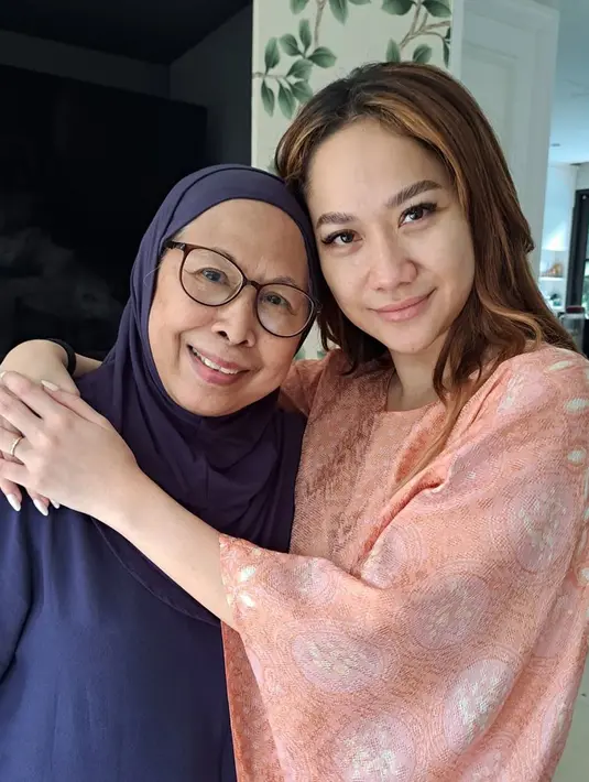 Sementara itu, BCL sempat menyampaikan dalam sebuah kesempatan bahwa dirinya masih belum bisa move on dari Ashraf Sinclair. Meski begitu, bintang film 'Cinta Pertama' itu sudah bisa bangkit dari kesedihan yang melandanya. Salah satu dukungan juga datang dari sang ibu mertua. (Liputan6.com/IG/@dida_sinclair)