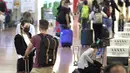 <p>Wisatawan asing berjalan setibanya di Bandara Internasional Haneda, Tokyo, Selasa (11/10/2022). Pengunjung individu atau solo travel kembali disambut, bukan hanya mereka yang bepergian dengan kelompok resmi. (AP Photo/Eugene Hoshiko)</p>