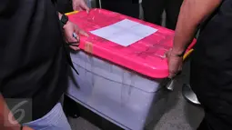 Boks berisi dokumen dari sebuah Rumah Sakit yang berhasil diamankan Polisi, Jakarta, Kamis (4/2/2016). Badan Reserse Kriminal Kepolisian RI menggeledah sebuah Rumah Sakit terkait kasus transplantasi ginjal. (Liputan6.com/Gempur M Surya)