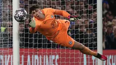 Real Madrid mengonfirmasi bergabungnya Kepa Arrizabalaga dari Chelsea. (Photo by ADRIAN DENNIS / AFP)