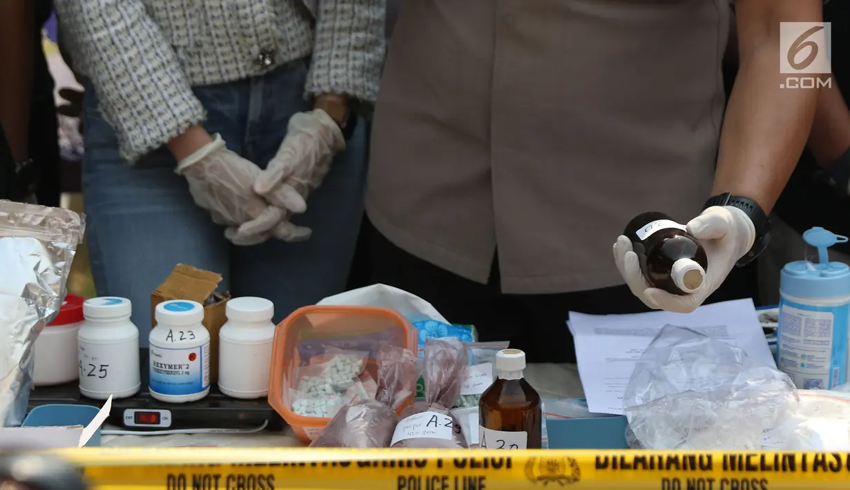 Petugas menunjukkan barang bukti bahan pembuat narkoba saat rilis di sebuah perumahan di Pondok Rajeg, Cibinong, Senin (24/9). Polisi menyita sejumlah barang bukti diantaranya 158 gram sabu, 3000 pil ekstasi. (Liputan6.com/Helmi Fithriansyah)