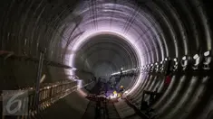 Pekerja menyelesaikan proyek pembangunan mass rapid transit (MRT) di Bundaran HI, Jakarta, Senin (20/3). MRT fase 2 direncanakan melayani rute Bundaran HI-Kampung Bandan, namun diubah menjadi Bundaran HI-Ancol Timur. (Liputan6.com/Faizal Fanani)