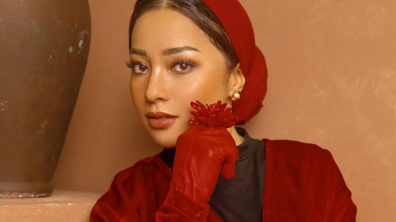 FOTO: Gaya Nikita Willy Pakai Busana Merah, Tampil Modis Hingga Menawan
