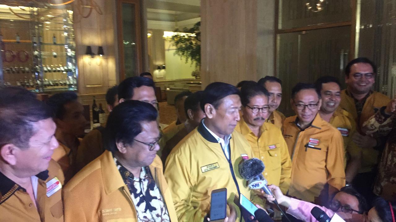 Wiranto memberi keterangan pers usai mempertemukan dua kubu Hanura di Ritz Carlton, Jakarta (Liputan6.com/ Radityo Priyasmoro)