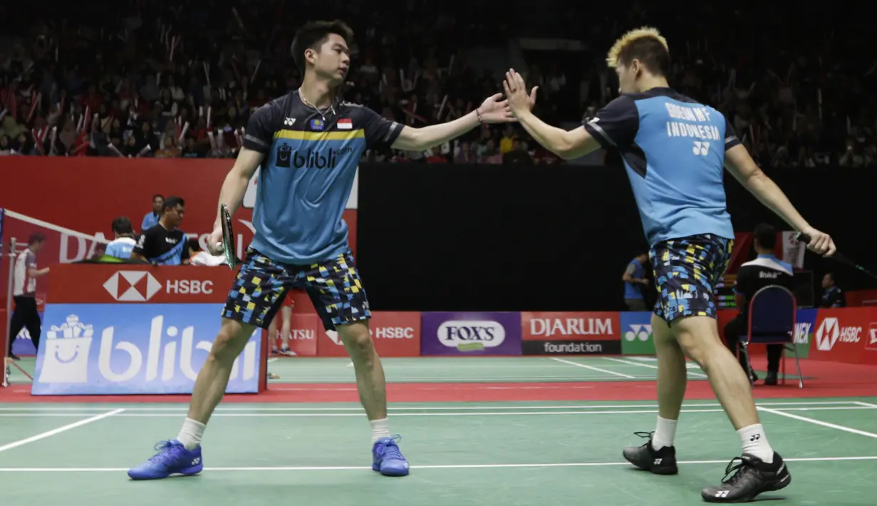 Ganda putra Indonesia, Kevin Sanjaya / Marcus Gideon, merayakan kemenangan atas rekan senegaranya pada Indonesia Masters 2019 di Istora Senayan, Jakarta, Jumat (25/1). Kevin / Marcus lolos ke semifinal. (Bola.com/Yoppy Renato)