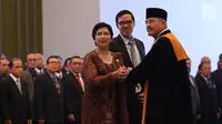 Ketua Mahkamah Agung Muhammad Hatta Ali (kanan) memberi selamat kepada Destry Damayanti usai melantiknya sebagai Deputi Gubernur Senior Bank Indonesia (BI) di Gedung MA, Jakarta, Rabu (7/8/2019). Destry dilantik menjadi Gubernur Senior BI periode 2019-2024. (Liputan6.com/Angga Yuniar)