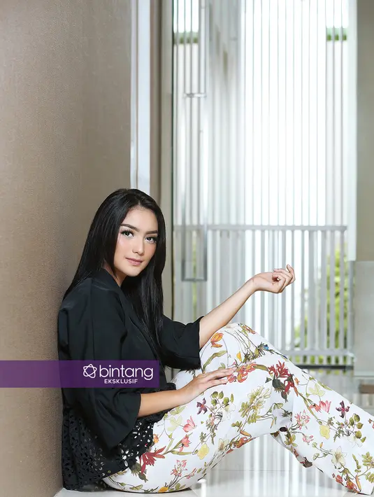 "Benar dong. Aku juga gak nutup-nutupin. Sering posting juga di Instagram aku. Meskipun kadang ada haters-haters gitu, kak kenapa sih, kenapa ya. Aku kan gak pernah nutup-nutupin itu. Kalau pun nanti ada berita bahagia, pasti aku sharing." ujarnya.