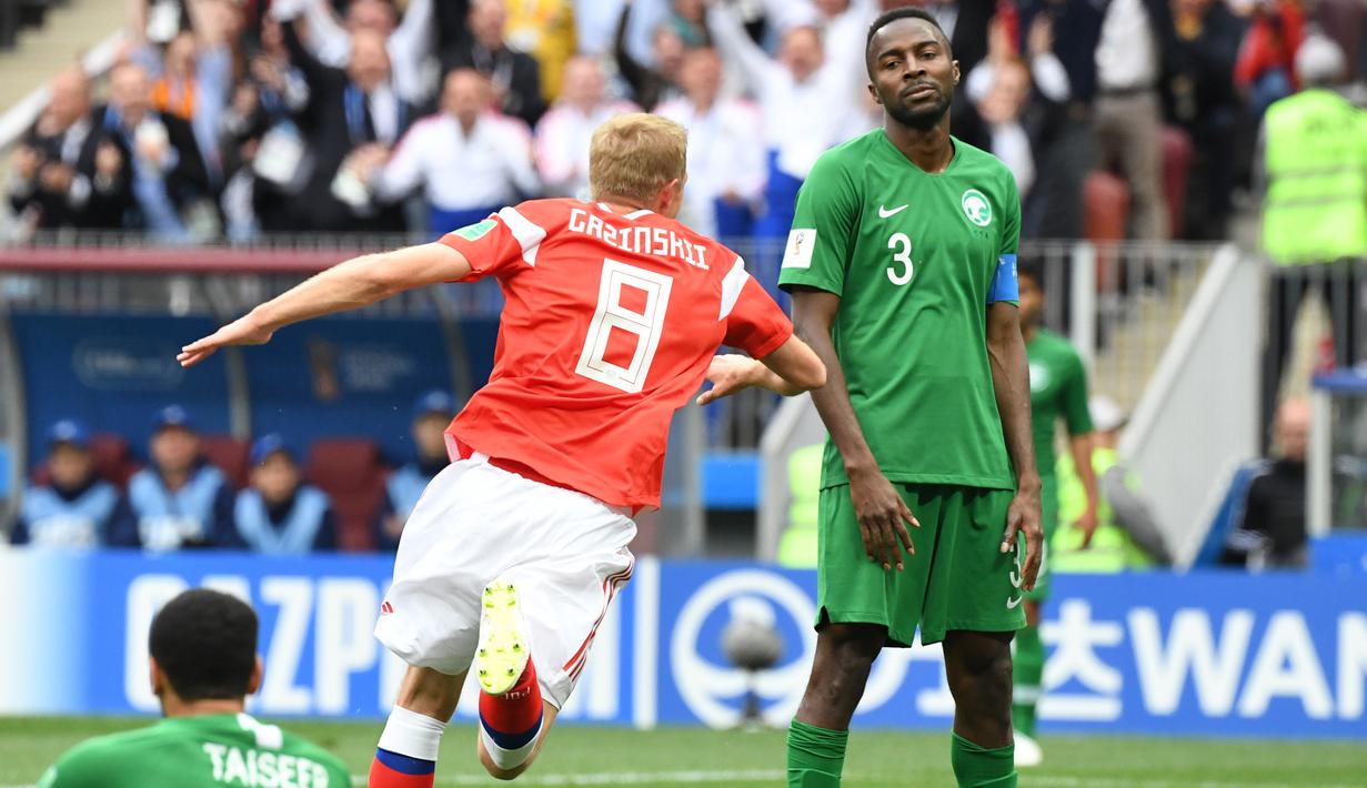 Gelandang Rusia, Yuri Gazinskiy, merayakan gol ke gawang Arab Saudi pada laga Grup A Piala Dunia di Stadion Luzhniki, Moskow, Kamis (15/6/2018). Dirinya merupakan pencetak gol perdana pada Piala Dunia 2018. (AFP/Kirill Kudryavtsev)