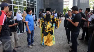 Seorang pria berpakaian khas budaya China ala Hakim Bao mendatangi Pengadilan Negeri Jakarta Pusat, Rabu (10/8). Hakim Bao atau Bao Zheng adalah seorang hakim dan negarawan terkenal pada zaman Dinasti Song Utara. (Liputan6.com/Helmi Afandi)