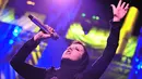 Vokalis The Cranberries, Dolores O’Riordan tampil di atas panggung sebuah acara di Nantes, Prancis pada 5 Maret 2010. Dolores O’Riordan berada di London untuk sesi rekaman singkat, dan ditemukan tak bernyawa di kamar hotel. (FRANK PERRY/AFP)