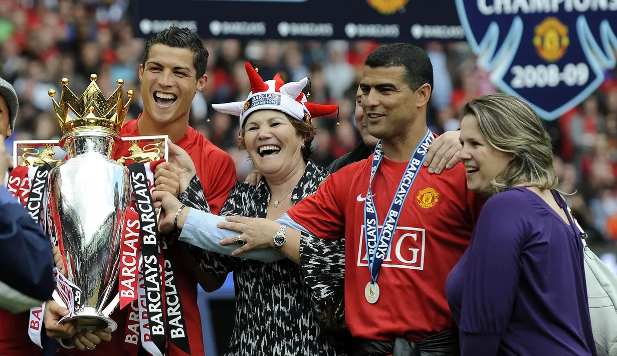 Cristiano Ronaldo. Selama 6 musim membela Manchester United pada periode pertamanya mulai 2003/2004 hingga 2008/2009, CR-7 berhasil mengoleksi 3 gelar juara Liga Inggris secara berurutan, yaitu dalam 3 musim pertamanya berseragam Setan Merah, 2006/2007 hingga 2008/2009. Jika diakumulasi dengan periode keduanya, ia telah tampil dalam 230 laga di Liga Inggris dengan torehan 102 gol dan 39 assist. (AFP/Adrian Dennis)