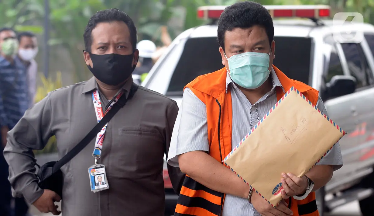 Mantan anggota DPRD Kota Bandung, Tomtom Dabbul Qomar tiba untuk menjalani sidang dakwaan secara online di gedung KPK, Jakarta, Senin (15/6/2020). Tomtom Dabbul Qomar menjalani sidang perdana kasus pengadaan ruang terbuka hijau (RTH) Kota Bandung Tahun 2012 dan 2013. (merdeka.com/Dwi Narwoko)