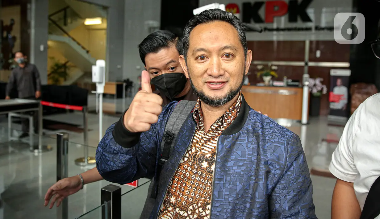 Kepala Kantor Bea Cukai Makassar Andhi Pramono mengacungkan jempol usai menjalani pemeriksaan di Gedung Merah Putih KPK Jakarta, Selasa (14/3/2023). Andhi Pramono baru saja rampung menjalani pemeriksaan berkaitan dengan dugaan harta yang dia laporkan dalam Laporan Harta Kekayaan Penyelenggara Negara (LHKPN) tak sesuai dengan profilnya. (Liputan6.com/Faizal Fanani)