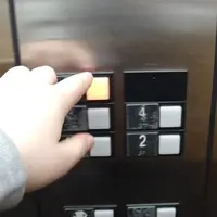 Ketika para petugas ingin memperbaiki lift, mereka menemukan mayat perempuan di dalamnya. 