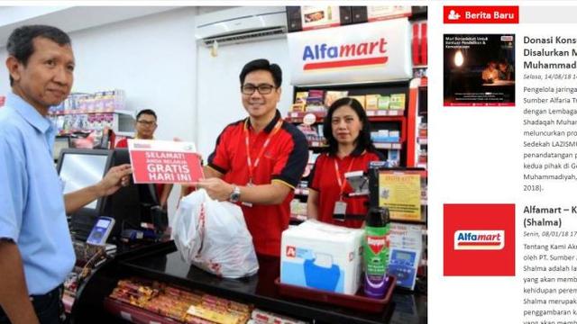 Anggara Hans Prawira menjadi kasir saat Hari Pelanggan Nasional 2015