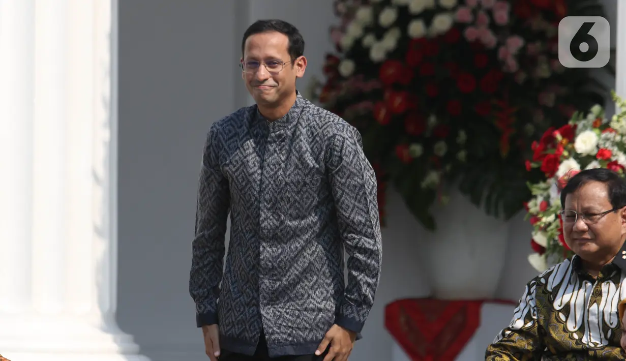 Menteri Pendidikan dan Kebudayaan Nadiem Makarim (kanan) hadir saat Presiden Joko Widodo atau Jokowi memperkenalkan Kabinet Indonesia Maju di Istana Merdeka, Rabu (23/10/2019). Sebelumnya, Nadiem merupakan CEO Gojek. (Liputan6.com/Angga Yuniar)