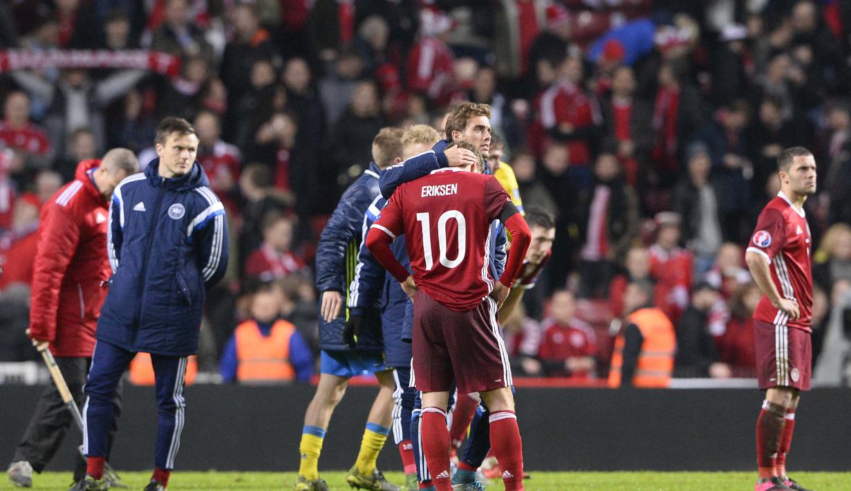 Para pemain Denmark terlihat sedih usai timnya kalah agregat 3-4 dari Swedia pada laga kualifikasi piala Eropa Prancis 2016 di Stadion Parken, Kopenhagen,Rabu (18/11/2015) dini hari WIB.  (AFP Photo/Jonathan Nackstrand) 