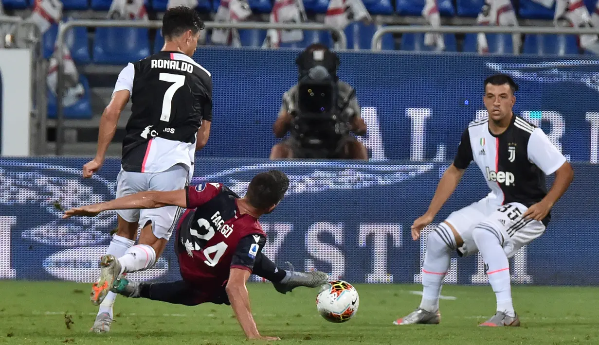Striker Juventus, Cristiano Ronaldo berebut bola dengan pemain Cagliari, Paolo Farago dalam lanjutan Liga Italia di stadion Sardegna Arena, Rabu (29/7/2020). Juventus yang sudah menjadi juara terpeleset di markas Cagliari. (Alessandro Tocco/LaPresse via AP)