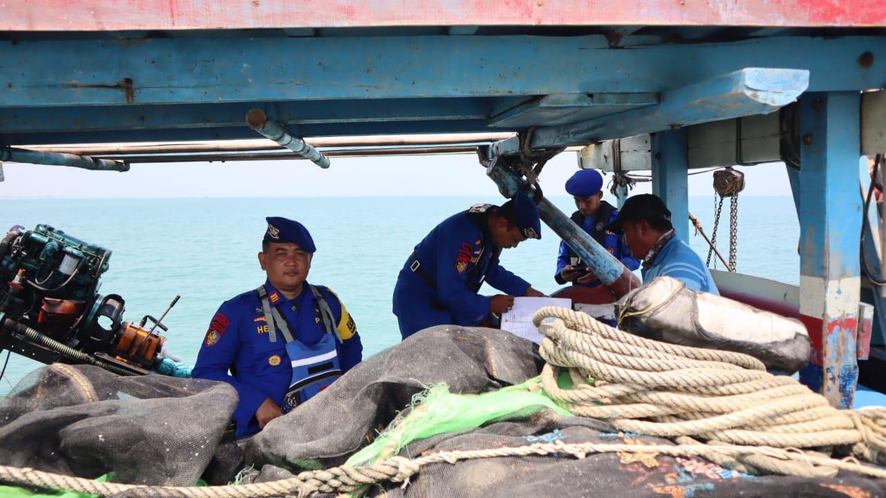 Satpolairud Pemalang cek sarana keselamatan berlayar di kapal nelayan. (Foto: Liputan6.com/Humas Polres Pemalang)