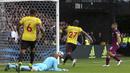 Aksi pemain Manchester City, Sergio Aguero (kanan) saat mencetak gol ke gawang Watford pada lanjutan Premier League di Vicarage Road, Watford, (16/9/2017). Manchester City menang 6-0. (Nigel French/PA via AP)